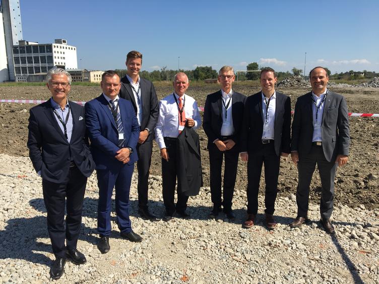 Bild vergrößern: Das GETEC-Team vor der Baufläche des künftigen Biomasseheizkraftwerks