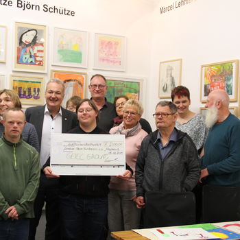 Bild vergrößern: Michael Lowak überreicht den Scheck über 2500€ an den Kunstverein Zinnober e.V.