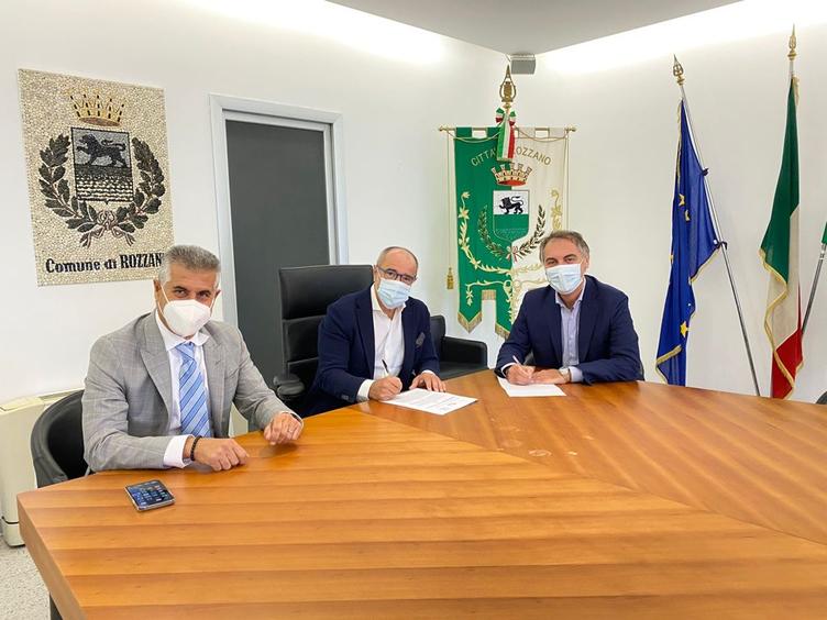 Bild vergrößern: (left to right) Roberto Tucci (CEO Energy System), Giovanni Ferretti De Luca (Mayor Rozzano), Giovanni Pontrelli (CEO Antas) signing the contract