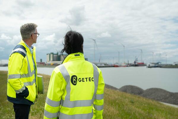 Bild vergrößern: GETEC-Mitarbeiter in Eemshaven, einem der Standorte des Hydrogen-Valleys