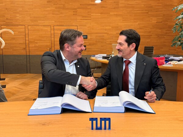 Dr Henning Lustermann, Managing Director of GETEC Wärme und Effizienz GmbH, and Albert Berger, Chancellor of TUM, at the signing of the agreement in Munich.