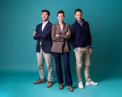 Three men in suits posing against teal - Assano - GETEC