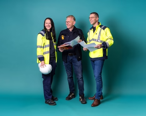 Three workers in yellow vests on blue - Getec Emmen - GETEC