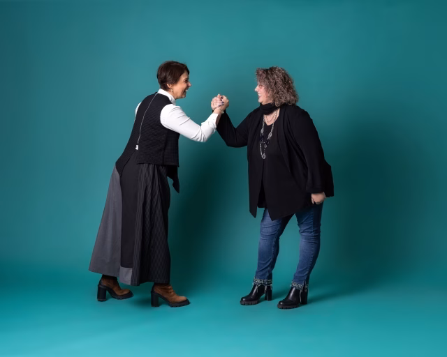 Two people in suits exchanging gestures - Getec Assano - GETEC