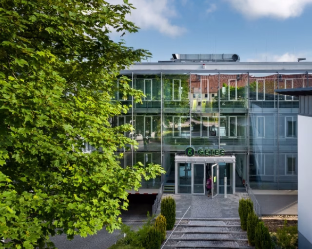 Modern campus courtyard with trees Magdeburg Zentrale1 - GETEC